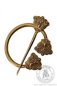 Fibula wikiska z Hom. Medieval Market, A decorative brass brooch for tying up the clothing.